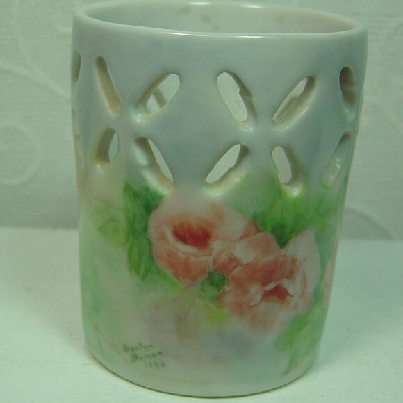 Vintage handpainted vase/catch-all container-pink roses-signed & dated--1980 - Picture 2 of 5